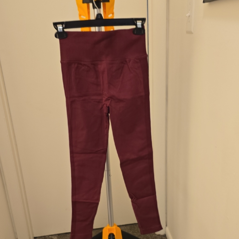 NWT HALARA Wine High-Rise Stretch Leggings with Booty Scrunch